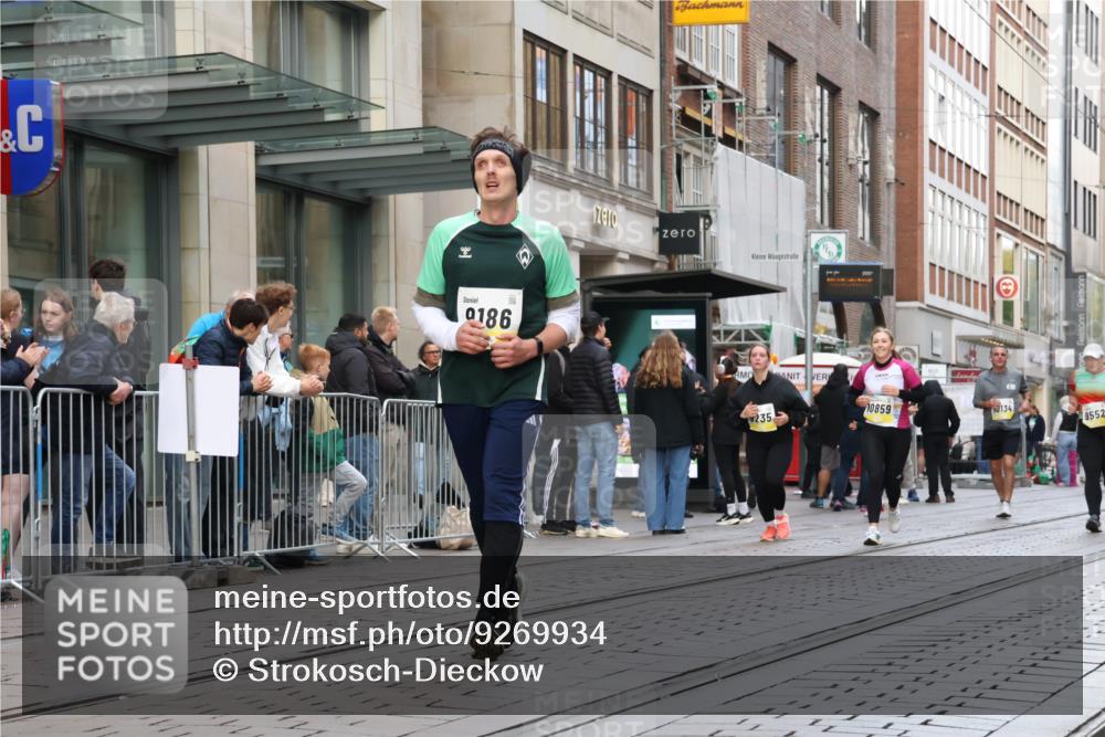 05.10.2025 - 20. swb-Marathon Bremen Strokosch-Dieckow http://msf.ph/oto/9269934 05.10.2025 11:08:01 Ziel 9186, 9235, 9353, 9401, 9481, 9519, 9552, 9599, 9617, 9874, 10125, 10132, 10859, 10866, 11019, 11097, 11232, 11309, 11670, 11671, 9186, 9235, 9353, 9401, 9481, 9519, 9552, 9599, 9617, 9874, 10125, 10132, 10859, 10866, 11019, 11097, 11232, 11309, 11670, 11671 meine-sportfotos.de