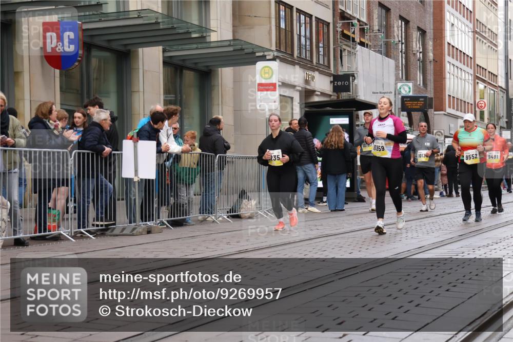 05.10.2025 - 20. swb-Marathon Bremen Strokosch-Dieckow http://msf.ph/oto/9269957 05.10.2025 11:08:03 Ziel 9186, 9235, 9353, 9401, 9481, 9519, 9552, 9982, 10132, 10134, 10787, 10859, 10866, 11019, 11097, 11232, 11670, 11671, 9186, 9235, 9353, 9401, 9481, 9519, 9552, 9982, 10132, 10134, 10787, 10859, 10866, 11019, 11097, 11232, 11670, 11671 meine-sportfotos.de