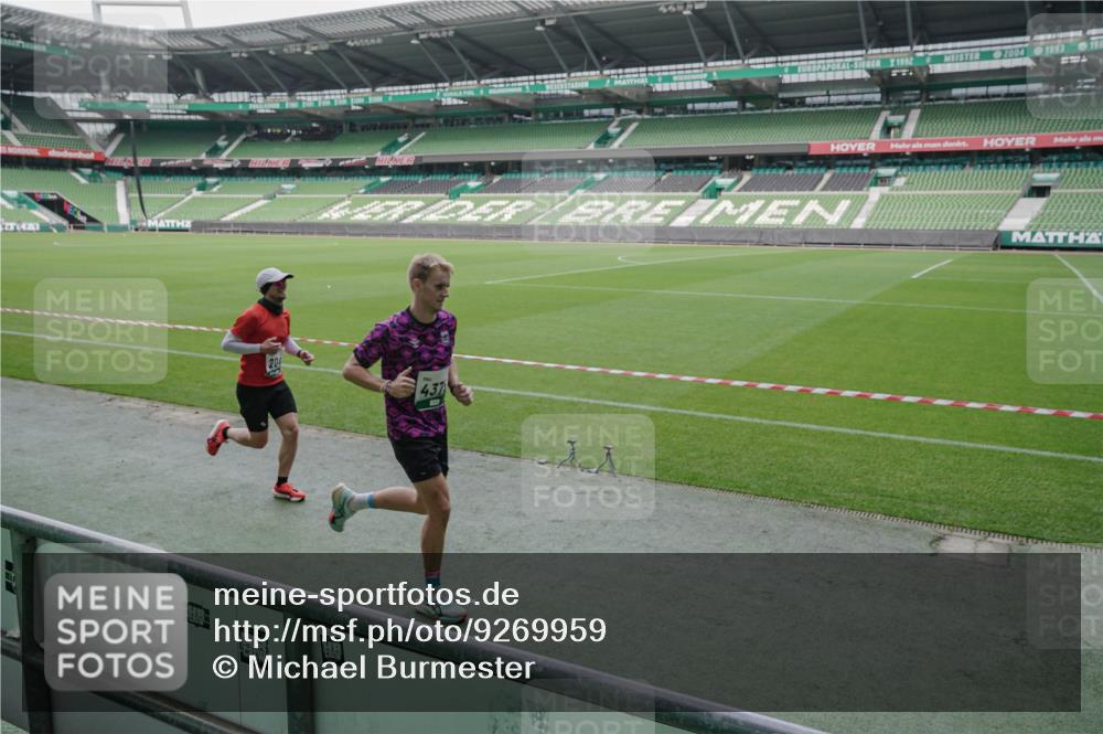 05.10.2025 - 20. swb-Marathon Bremen Michael Burmester http://msf.ph/oto/9269959 05.10.2025 12:40:39 Laufen im Stadion 45, 46, 133, 241, 623, 689, 945, 1615, 1812, 2036, 2048, 2057, 2064, 2118, 2169, 2497, 2670, 2683, 4375, 5595, 6075, 6444, 7213, 7274, 7587, 7766, 7883, 236, 826, 1198, 1345, 1392, 1626, 2130, 4030, 5240, 8849 meine-sportfotos.de