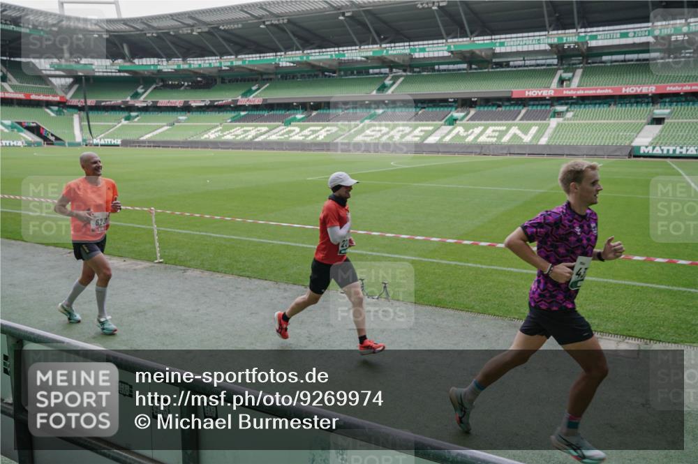 05.10.2025 - 20. swb-Marathon Bremen Michael Burmester http://msf.ph/oto/9269974 05.10.2025 12:40:39 Laufen im Stadion 45, 46, 133, 241, 623, 689, 945, 1615, 1812, 2036, 2048, 2057, 2064, 2118, 2169, 2497, 2670, 2683, 4375, 5595, 6075, 6444, 7213, 7274, 7587, 7766, 7883, 236, 826, 1198, 1345, 1392, 1626, 2130, 4030, 5240, 8849 meine-sportfotos.de