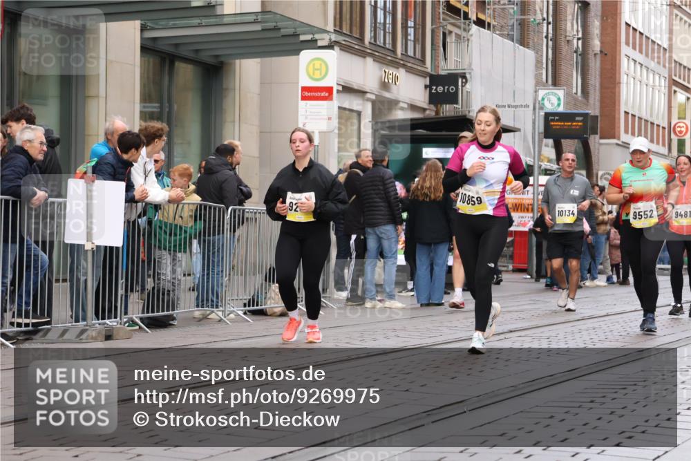 05.10.2025 - 20. swb-Marathon Bremen Strokosch-Dieckow http://msf.ph/oto/9269975 05.10.2025 11:08:04 Ziel 9186, 9235, 9353, 9401, 9481, 9519, 9552, 9982, 10132, 10134, 10787, 10859, 10866, 11019, 11097, 11232, 11670, 11671, 9186, 9235, 9353, 9401, 9481, 9519, 9552, 9982, 10132, 10134, 10787, 10859, 10866, 11019, 11097, 11232, 11670, 11671 meine-sportfotos.de