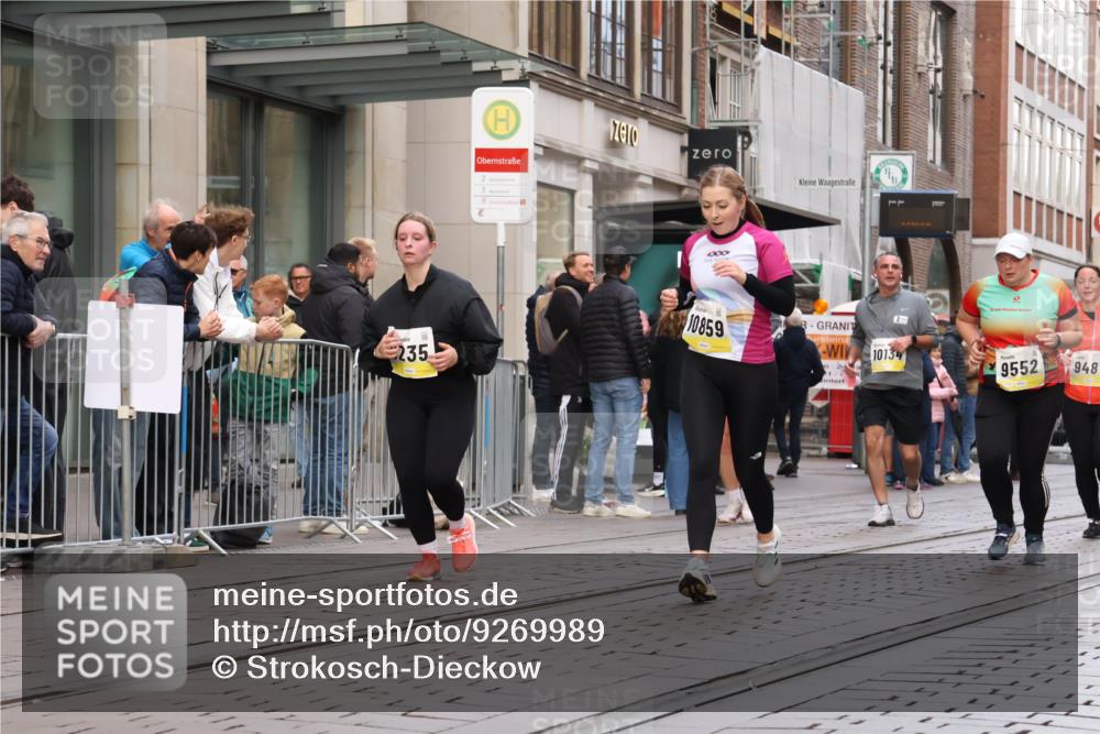 05.10.2025 - 20. swb-Marathon Bremen Strokosch-Dieckow http://msf.ph/oto/9269989 05.10.2025 11:08:04 Ziel 9186, 9235, 9353, 9401, 9481, 9519, 9552, 9982, 10132, 10134, 10787, 10859, 10866, 11019, 11097, 11232, 11670, 11671, 9186, 9235, 9353, 9401, 9481, 9519, 9552, 9982, 10132, 10134, 10787, 10859, 10866, 11019, 11097, 11232, 11670, 11671 meine-sportfotos.de