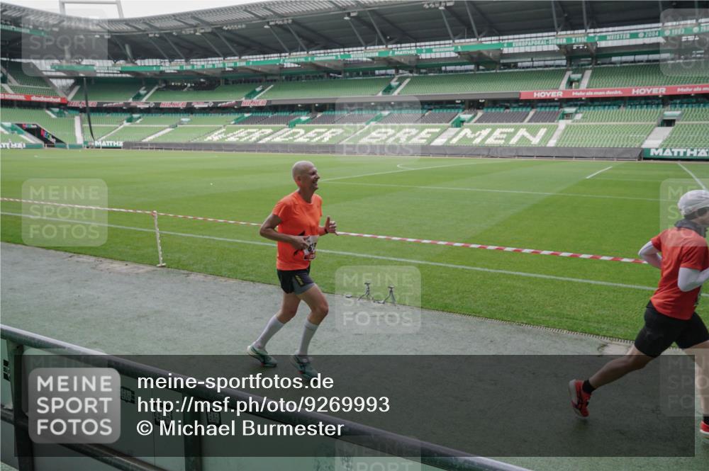 05.10.2025 - 20. swb-Marathon Bremen Michael Burmester http://msf.ph/oto/9269993 05.10.2025 12:40:40 Laufen im Stadion 45, 46, 133, 241, 623, 689, 945, 1615, 1812, 2036, 2048, 2057, 2064, 2118, 2169, 2497, 2670, 2683, 4375, 5595, 6075, 6444, 7213, 7274, 7587, 7766, 7883, 236, 826, 1198, 1345, 1392, 1626, 2130, 4030, 5240, 8849 meine-sportfotos.de