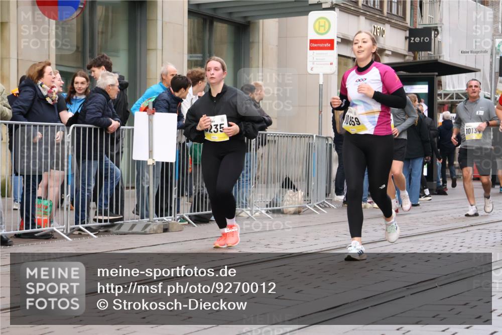 05.10.2025 - 20. swb-Marathon Bremen Strokosch-Dieckow http://msf.ph/oto/9270012 05.10.2025 11:08:05 Ziel 9186, 9235, 9353, 9401, 9481, 9519, 9552, 9982, 10132, 10134, 10212, 10787, 10859, 10866, 11019, 11097, 11232, 11670, 11671, 9186, 9235, 9353, 9401, 9481, 9519, 9552, 9982, 10132, 10134, 10212, 10787, 10859, 10866, 11019, 11097, 11232, 11670, 11671 meine-sportfotos.de