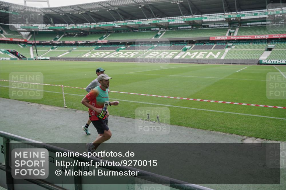 05.10.2025 - 20. swb-Marathon Bremen Michael Burmester http://msf.ph/oto/9270015 05.10.2025 12:40:41 Laufen im Stadion 45, 46, 133, 241, 623, 689, 945, 1615, 1812, 2036, 2048, 2057, 2064, 2118, 2169, 2497, 2670, 2683, 4375, 5595, 6075, 6444, 7213, 7274, 7587, 7766, 7883, 236, 1392, 1626, 2130, 8849 meine-sportfotos.de