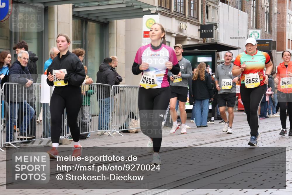 05.10.2025 - 20. swb-Marathon Bremen Strokosch-Dieckow http://msf.ph/oto/9270024 05.10.2025 11:08:05 Ziel 9186, 9235, 9353, 9401, 9481, 9519, 9552, 9982, 10132, 10134, 10212, 10787, 10859, 10866, 11019, 11097, 11232, 11670, 11671, 9186, 9235, 9353, 9401, 9481, 9519, 9552, 9982, 10132, 10134, 10212, 10787, 10859, 10866, 11019, 11097, 11232, 11670, 11671 meine-sportfotos.de