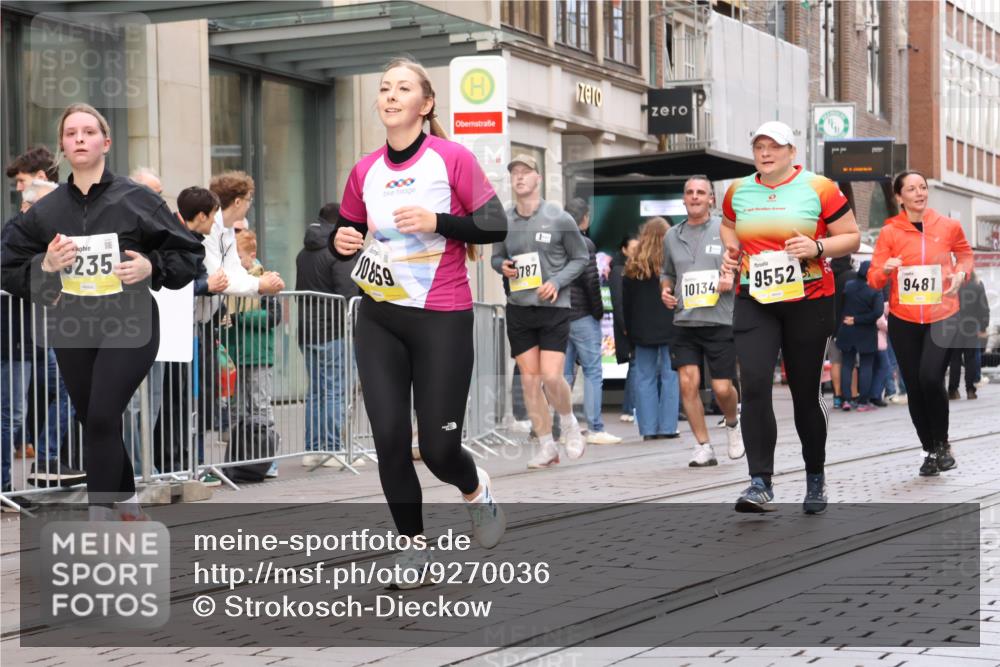 05.10.2025 - 20. swb-Marathon Bremen Strokosch-Dieckow http://msf.ph/oto/9270036 05.10.2025 11:08:05 Ziel 9186, 9235, 9353, 9401, 9481, 9519, 9552, 9982, 10132, 10134, 10212, 10787, 10859, 10866, 11019, 11097, 11232, 11670, 11671, 9186, 9235, 9353, 9401, 9481, 9519, 9552, 9982, 10132, 10134, 10212, 10787, 10859, 10866, 11019, 11097, 11232, 11670, 11671 meine-sportfotos.de