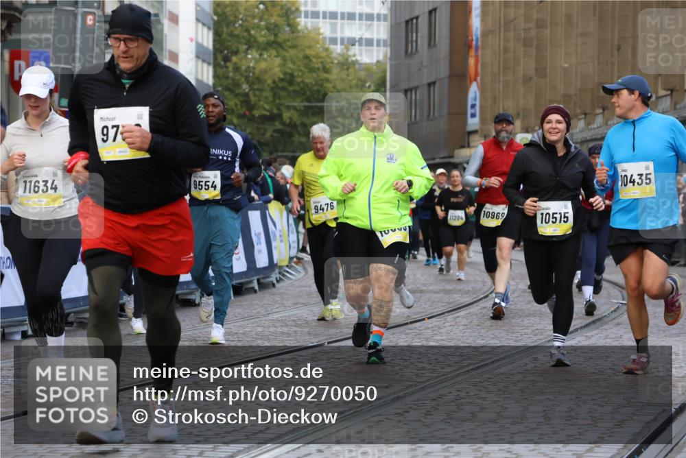 05.10.2025 - 20. swb-Marathon Bremen Strokosch-Dieckow http://msf.ph/oto/9270050 05.10.2025 11:09:57 Ziel 9288, 9410, 9561, 9685, 9760, 9972, 10435, 10448, 10515, 10659, 10860, 10885, 11381, 11405, 11634, 11748 meine-sportfotos.de