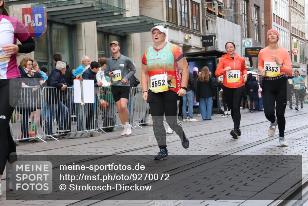 05.10.2025 - 20. swb-Marathon Bremen Strokosch-Dieckow http://msf.ph/oto/9270072 05.10.2025 11:08:07 Ziel 9186, 9235, 9353, 9401, 9481, 9519, 9552, 9982, 10132, 10134, 10212, 10787, 10859, 11019, 11097, 11232, 11242, 11670, 11671, 9186, 9235, 9353, 9401, 9481, 9519, 9552, 9982, 10132, 10134, 10212, 10787, 10859, 11019, 11097, 11232, 11242, 11670, 11671 meine-sportfotos.de