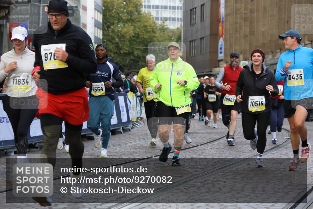 05.10.2025 - 20. swb-Marathon Bremen Strokosch-Dieckow http://msf.ph/oto/9270082 05.10.2025 11:09:57 Ziel 9288, 9410, 9561, 9685, 9760, 9972, 10435, 10448, 10515, 10659, 10860, 10885, 11381, 11405, 11634, 11748 meine-sportfotos.de