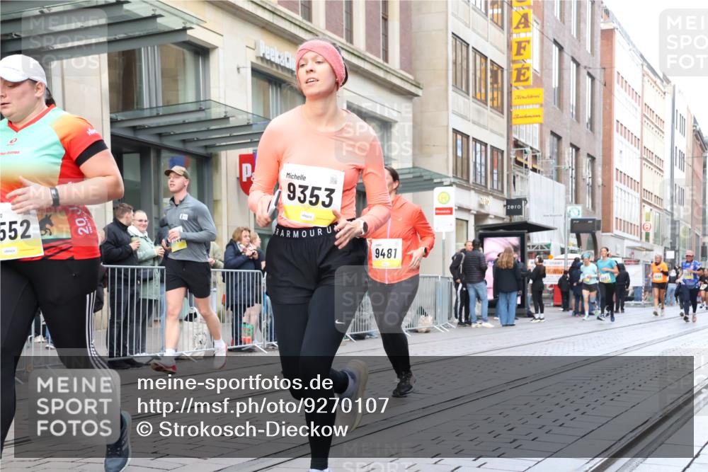 05.10.2025 - 20. swb-Marathon Bremen Strokosch-Dieckow http://msf.ph/oto/9270107 05.10.2025 11:08:09 Ziel 7069, 7706, 9186, 9235, 9353, 9401, 9481, 9519, 9552, 9982, 10132, 10134, 10212, 10787, 10859, 10998, 11028, 11073, 11076, 11097, 11242, 11671, 7069, 7706, 9186, 9235, 9353, 9401, 9481, 9519, 9552, 9982, 10132, 10134, 10212, 10787, 10859, 10998, 11028, 11073, 11076, 11097, 11242, 11671 meine-sportfotos.de