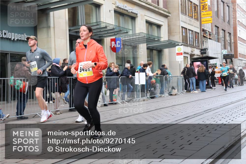 05.10.2025 - 20. swb-Marathon Bremen Strokosch-Dieckow http://msf.ph/oto/9270145 05.10.2025 11:08:10 Ziel 7069, 7706, 9186, 9235, 9353, 9401, 9481, 9552, 9982, 10132, 10134, 10212, 10787, 10859, 10998, 11028, 11073, 11076, 11097, 11242, 11671, 7069, 7706, 9186, 9235, 9353, 9401, 9481, 9552, 9982, 10132, 10134, 10212, 10787, 10859, 10998, 11028, 11073, 11076, 11097, 11242, 11671 meine-sportfotos.de