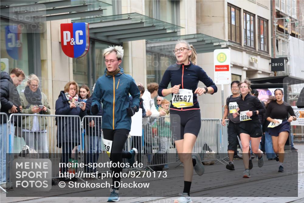 05.10.2025 - 20. swb-Marathon Bremen Strokosch-Dieckow http://msf.ph/oto/9270173 05.10.2025 11:08:21 Ziel 7069, 7706, 9191, 9235, 9274, 9276, 9481, 9589, 9721, 9853, 9982, 10051, 10134, 10212, 10567, 10787, 10859, 10939, 10998, 11028, 11073, 11076, 11242, 11479, 11590, 7069, 7706, 9191, 9235, 9274, 9276, 9481, 9589, 9721, 9853, 9982, 10051, 10134, 10212, 10567, 10787, 10859, 10939, 10998, 11028, 11073, 11076, 11242, 11479, 11590 meine-sportfotos.de