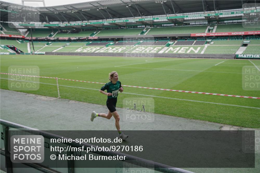 05.10.2025 - 20. swb-Marathon Bremen Michael Burmester http://msf.ph/oto/9270186 05.10.2025 12:41:11 Laufen im Stadion 9, 37, 38, 40, 45, 198, 377, 623, 689, 945, 1042, 1258, 1368, 1476, 2048, 2057, 2064, 2169, 2284, 2497, 2670, 2683, 2743, 2801, 2909, 3707, 3817, 4158, 4375, 4984, 6566, 46, 133, 1812, 2036, 2118, 6075, 7274, 7587, 7766 meine-sportfotos.de