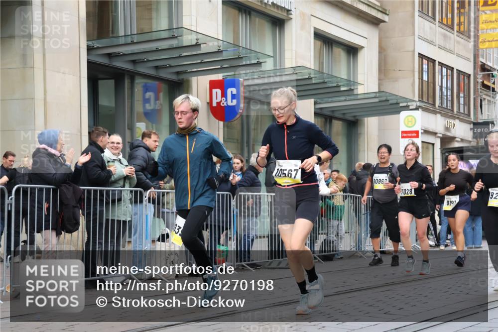 05.10.2025 - 20. swb-Marathon Bremen Strokosch-Dieckow http://msf.ph/oto/9270198 05.10.2025 11:08:21 Ziel 7069, 7706, 9191, 9235, 9274, 9276, 9481, 9589, 9721, 9853, 9982, 10051, 10134, 10212, 10567, 10787, 10859, 10939, 10998, 11028, 11073, 11076, 11242, 11479, 11590, 7069, 7706, 9191, 9235, 9274, 9276, 9481, 9589, 9721, 9853, 9982, 10051, 10134, 10212, 10567, 10787, 10859, 10939, 10998, 11028, 11073, 11076, 11242, 11479, 11590 meine-sportfotos.de