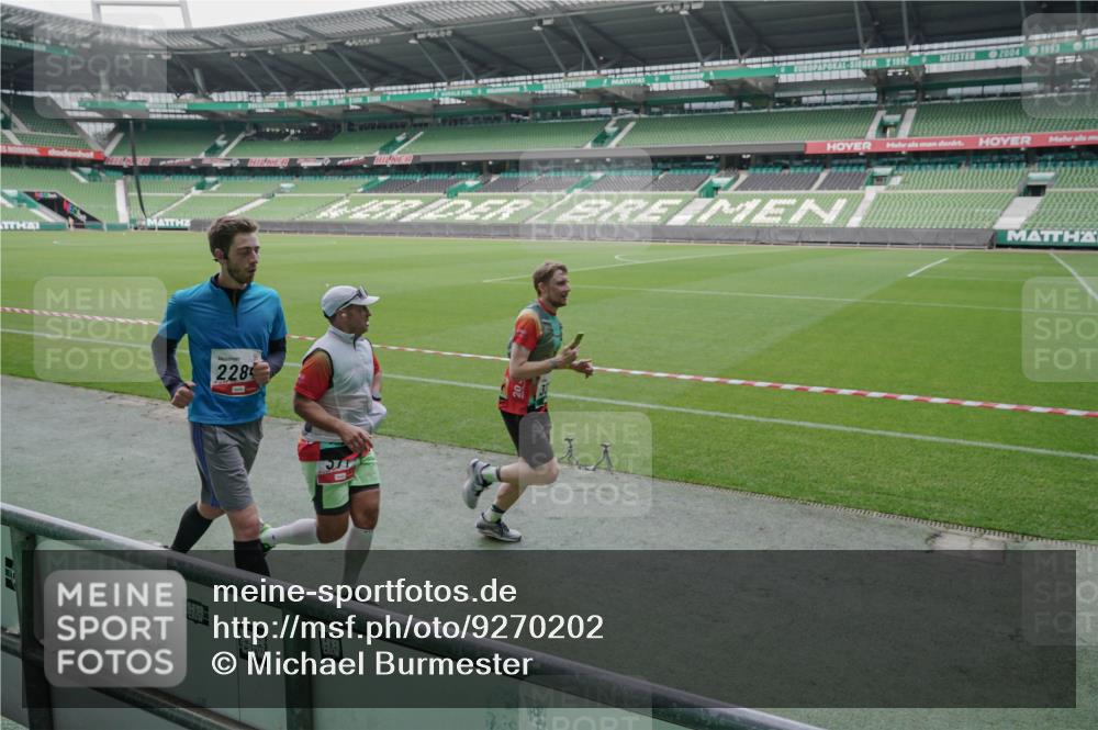 05.10.2025 - 20. swb-Marathon Bremen Michael Burmester http://msf.ph/oto/9270202 05.10.2025 12:41:13 Laufen im Stadion 9, 37, 38, 40, 45, 198, 377, 623, 689, 945, 1042, 1258, 1368, 1476, 2048, 2057, 2064, 2169, 2284, 2497, 2670, 2683, 2743, 2801, 2909, 3707, 3817, 4158, 4375, 4984, 6566, 8211, 46, 945, 2036, 2057, 2118, 7274, 7587, 7766 meine-sportfotos.de