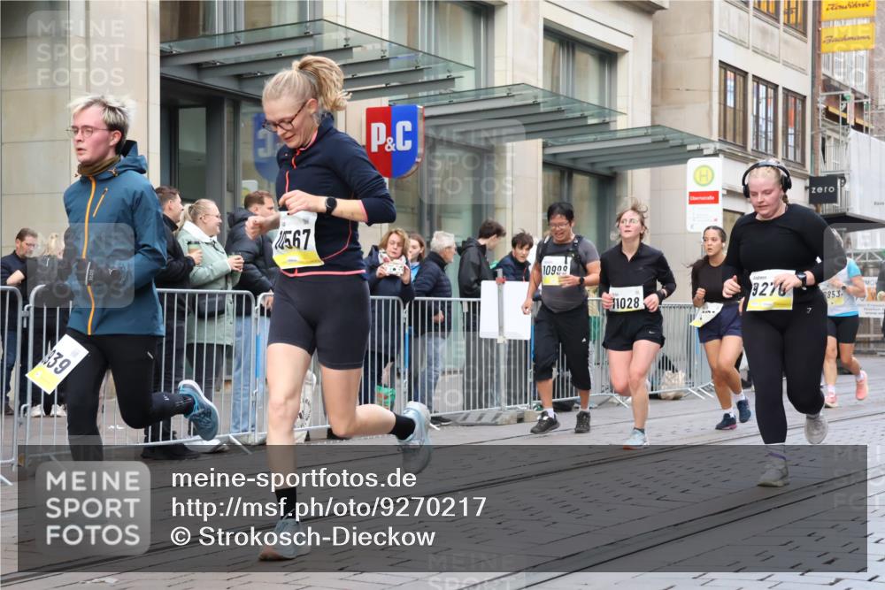 05.10.2025 - 20. swb-Marathon Bremen Strokosch-Dieckow http://msf.ph/oto/9270217 05.10.2025 11:08:22 Ziel 7069, 7706, 9184, 9191, 9235, 9274, 9276, 9481, 9589, 9721, 9853, 9982, 10051, 10134, 10212, 10567, 10787, 10859, 10939, 10998, 11028, 11073, 11076, 11242, 11479, 11590, 7069, 7706, 9184, 9191, 9235, 9274, 9276, 9481, 9589, 9721, 9853, 9982, 10051, 10134, 10212, 10567, 10787, 10859, 10939, 10998, 11028, 11073, 11076, 11242, 11479, 11590 meine-sportfotos.de