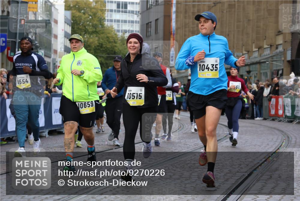 05.10.2025 - 20. swb-Marathon Bremen Strokosch-Dieckow http://msf.ph/oto/9270226 05.10.2025 11:09:59 Ziel 9288, 9470, 9476, 9554, 9561, 9760, 9972, 10383, 10435, 10515, 10659, 10885, 10969, 11381, 11401, 11405, 11634, 11748 meine-sportfotos.de