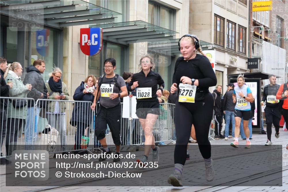 05.10.2025 - 20. swb-Marathon Bremen Strokosch-Dieckow http://msf.ph/oto/9270235 05.10.2025 11:08:22 Ziel 7069, 7706, 9184, 9191, 9235, 9274, 9276, 9481, 9589, 9721, 9853, 9982, 10051, 10134, 10212, 10567, 10787, 10859, 10939, 10998, 11028, 11073, 11076, 11242, 11479, 11590, 7069, 7706, 9184, 9191, 9235, 9274, 9276, 9481, 9589, 9721, 9853, 9982, 10051, 10134, 10212, 10567, 10787, 10859, 10939, 10998, 11028, 11073, 11076, 11242, 11479, 11590 meine-sportfotos.de