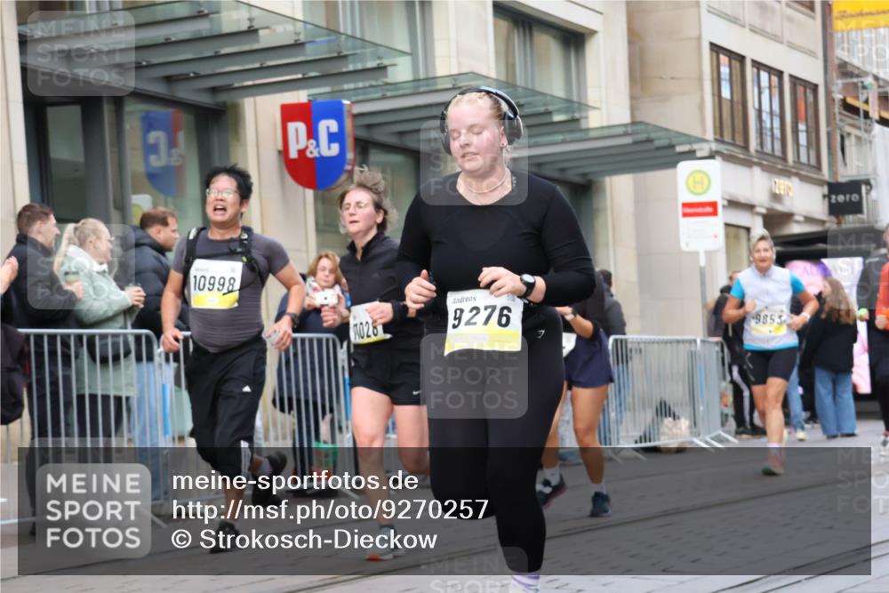 05.10.2025 - 20. swb-Marathon Bremen Strokosch-Dieckow http://msf.ph/oto/9270257 05.10.2025 11:08:23 Ziel 7069, 7706, 9184, 9191, 9274, 9276, 9481, 9589, 9721, 9853, 9982, 10051, 10134, 10212, 10567, 10787, 10859, 10939, 10998, 11028, 11073, 11076, 11242, 11479, 11590, 7069, 7706, 9184, 9191, 9274, 9276, 9481, 9589, 9721, 9853, 9982, 10051, 10134, 10212, 10567, 10787, 10859, 10939, 10998, 11028, 11073, 11076, 11242, 11479, 11590 meine-sportfotos.de