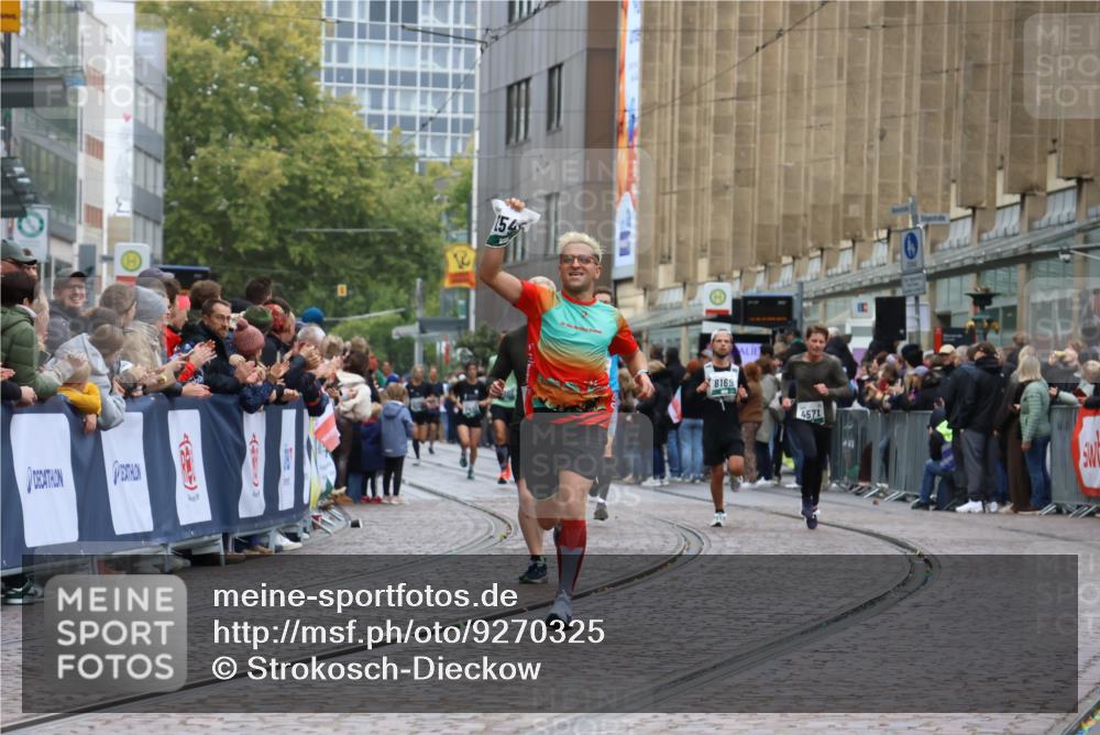 05.10.2025 - 20. swb-Marathon Bremen Strokosch-Dieckow http://msf.ph/oto/9270325 05.10.2025 13:01:32 Ziel 1042, 2284, 2545, 4571 meine-sportfotos.de