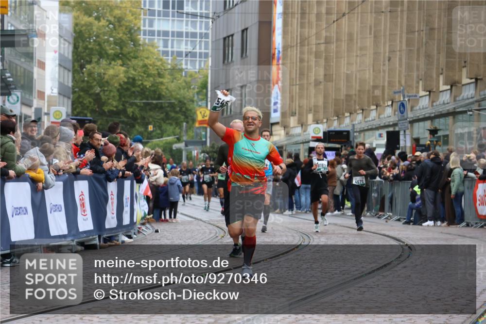 05.10.2025 - 20. swb-Marathon Bremen Strokosch-Dieckow http://msf.ph/oto/9270346 05.10.2025 13:01:32 Ziel 1042, 2284, 2545, 4571 meine-sportfotos.de