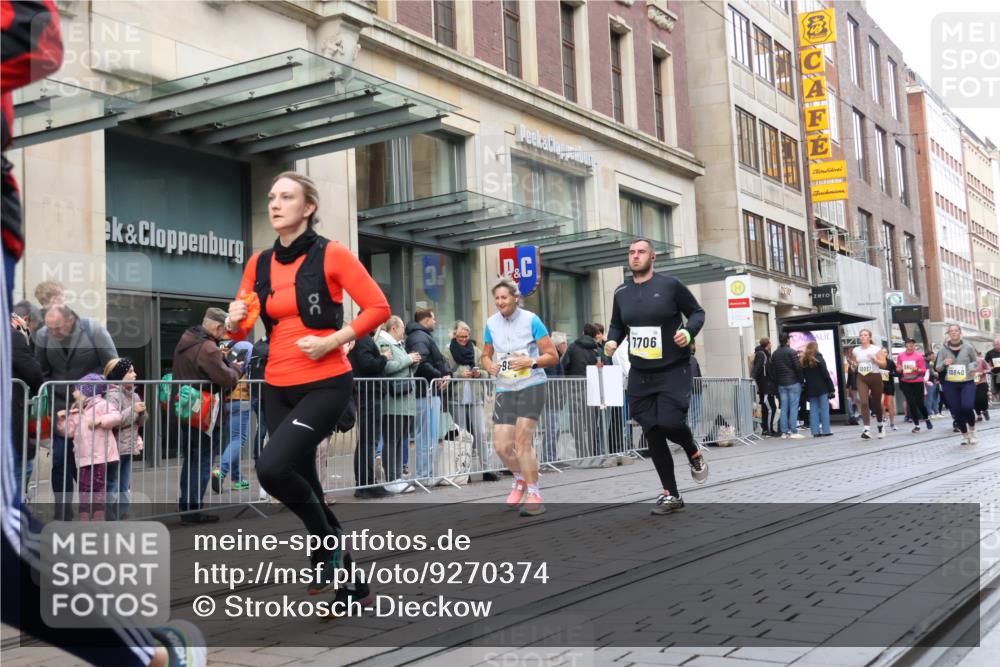 05.10.2025 - 20. swb-Marathon Bremen Strokosch-Dieckow http://msf.ph/oto/9270374 05.10.2025 11:08:26 Ziel 7069, 7706, 9184, 9191, 9274, 9276, 9466, 9589, 9721, 9774, 9853, 9912, 9982, 10031, 10051, 10087, 10134, 10212, 10248, 10567, 10714, 10787, 10840, 10939, 10998, 11028, 11073, 11076, 11126, 11142, 11242, 11479, 11590, 7069, 7706, 9184, 9191, 9274, 9276, 9466, 9589, 9721, 9774, 9853, 9912, 9982, 10031, 10051, 10087, 10134, 10212, 10248, 10567, 10714, 10787, 10840, 10939, 10998, 11028, 11073, 11076, 11126, 11142, 11242, 11479, 11590 meine-sportfotos.de