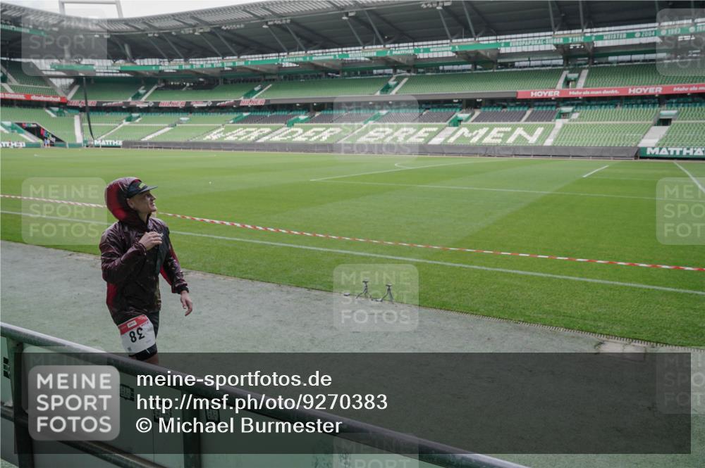 05.10.2025 - 20. swb-Marathon Bremen Michael Burmester http://msf.ph/oto/9270383 05.10.2025 12:41:49 Laufen im Stadion 9, 38, 40, 198, 377, 1042, 1258, 1368, 1476, 2284, 2743, 2801, 3707, 3817, 4158, 4984, 6566, 6903, 8211, 37, 2048, 2064, 2497, 2670, 2683, 2909, 4375 meine-sportfotos.de