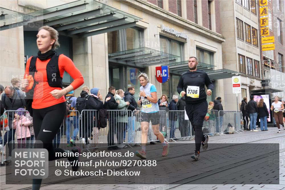 05.10.2025 - 20. swb-Marathon Bremen Strokosch-Dieckow http://msf.ph/oto/9270388 05.10.2025 11:08:26 Ziel 7069, 7706, 9184, 9191, 9274, 9276, 9466, 9589, 9721, 9774, 9853, 9912, 9982, 10031, 10051, 10087, 10134, 10212, 10248, 10567, 10714, 10787, 10840, 10939, 10998, 11028, 11073, 11076, 11126, 11142, 11242, 11479, 11590, 7069, 7706, 9184, 9191, 9274, 9276, 9466, 9589, 9721, 9774, 9853, 9912, 9982, 10031, 10051, 10087, 10134, 10212, 10248, 10567, 10714, 10787, 10840, 10939, 10998, 11028, 11073, 11076, 11126, 11142, 11242, 11479, 11590 meine-sportfotos.de