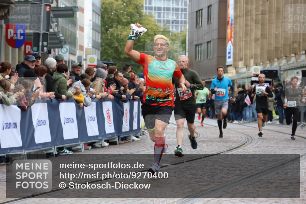 05.10.2025 - 20. swb-Marathon Bremen Strokosch-Dieckow http://msf.ph/oto/9270400 05.10.2025 13:01:33 Ziel 1042, 2284, 2545, 4571, 8169 meine-sportfotos.de