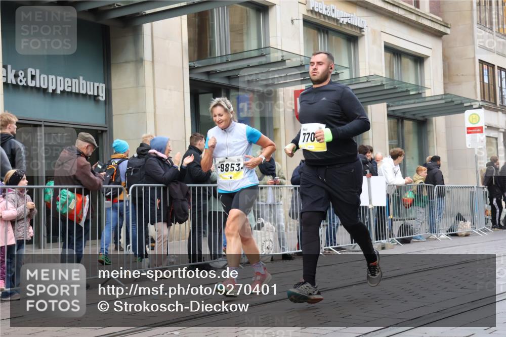 05.10.2025 - 20. swb-Marathon Bremen Strokosch-Dieckow http://msf.ph/oto/9270401 05.10.2025 11:08:26 Ziel 7069, 7706, 9184, 9191, 9274, 9276, 9466, 9589, 9721, 9774, 9853, 9912, 9982, 10031, 10051, 10087, 10134, 10212, 10248, 10567, 10714, 10787, 10840, 10939, 10998, 11028, 11073, 11076, 11126, 11142, 11242, 11479, 11590, 7069, 7706, 9184, 9191, 9274, 9276, 9466, 9589, 9721, 9774, 9853, 9912, 9982, 10031, 10051, 10087, 10134, 10212, 10248, 10567, 10714, 10787, 10840, 10939, 10998, 11028, 11073, 11076, 11126, 11142, 11242, 11479, 11590 meine-sportfotos.de