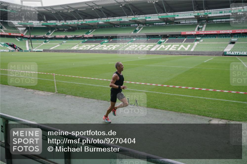 05.10.2025 - 20. swb-Marathon Bremen Michael Burmester http://msf.ph/oto/9270404 05.10.2025 12:41:59 Laufen im Stadion 9, 198, 635, 1042, 1258, 1368, 1476, 1763, 2743, 2801, 3153, 3817, 4158, 4635, 4984, 6566, 6903, 8211, 37, 38, 40, 198, 377, 1368, 2284, 2909, 3707 meine-sportfotos.de