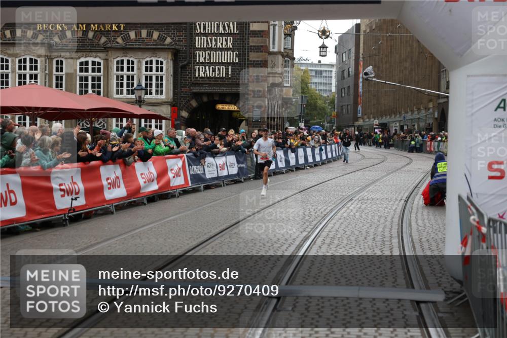 05.10.2025 - 20. swb-Marathon Bremen Yannick Fuchs http://msf.ph/oto/9270409 05.10.2025 12:15:12 Ziel 212 meine-sportfotos.de