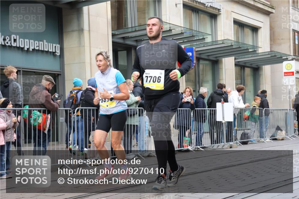 05.10.2025 - 20. swb-Marathon Bremen Strokosch-Dieckow http://msf.ph/oto/9270410 05.10.2025 11:08:27 Ziel 7069, 7706, 9184, 9191, 9274, 9276, 9466, 9589, 9721, 9774, 9853, 9912, 9982, 10031, 10051, 10087, 10134, 10212, 10248, 10567, 10714, 10787, 10840, 10939, 10998, 11028, 11073, 11076, 11126, 11142, 11242, 11479, 11590, 7069, 7706, 9184, 9191, 9274, 9276, 9466, 9589, 9721, 9774, 9853, 9912, 9982, 10031, 10051, 10087, 10134, 10212, 10248, 10567, 10714, 10787, 10840, 10939, 10998, 11028, 11073, 11076, 11126, 11142, 11242, 11479, 11590 meine-sportfotos.de