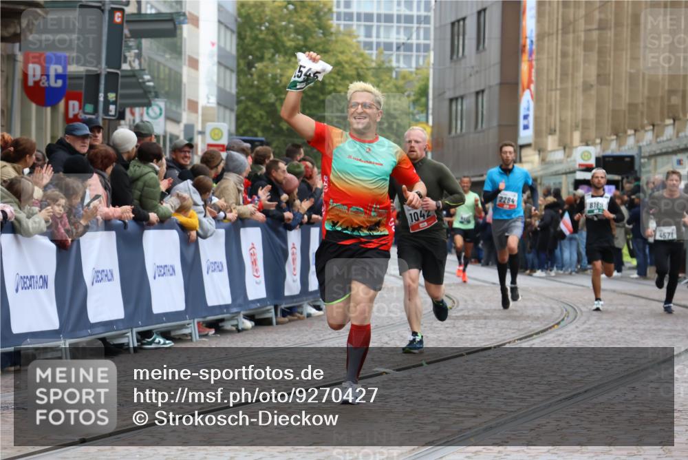 05.10.2025 - 20. swb-Marathon Bremen Strokosch-Dieckow http://msf.ph/oto/9270427 05.10.2025 13:01:33 Ziel 1042, 2284, 2545, 4571, 8169 meine-sportfotos.de