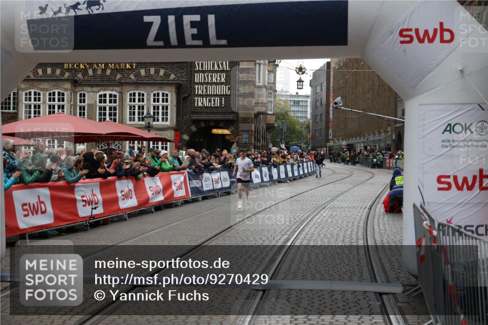 05.10.2025 - 20. swb-Marathon Bremen Yannick Fuchs http://msf.ph/oto/9270429 05.10.2025 12:15:12 Ziel 212 meine-sportfotos.de