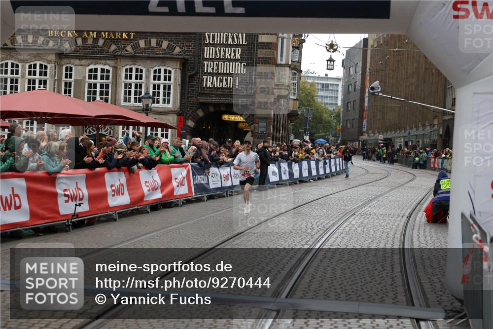05.10.2025 - 20. swb-Marathon Bremen Yannick Fuchs http://msf.ph/oto/9270444 05.10.2025 12:15:12 Ziel 212 meine-sportfotos.de