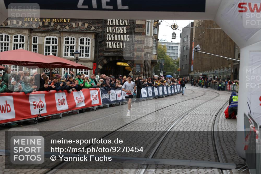 05.10.2025 - 20. swb-Marathon Bremen Yannick Fuchs http://msf.ph/oto/9270454 05.10.2025 12:15:12 Ziel 212 meine-sportfotos.de