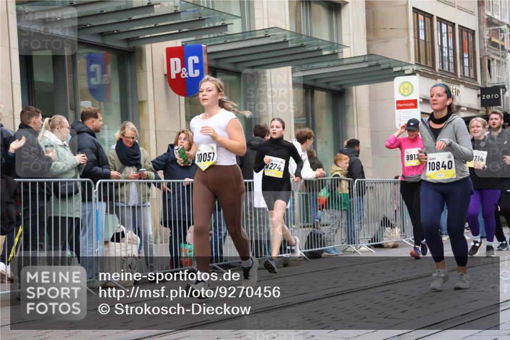 05.10.2025 - 20. swb-Marathon Bremen Strokosch-Dieckow http://msf.ph/oto/9270456 05.10.2025 11:08:30 Ziel 7069, 7706, 9184, 9191, 9274, 9276, 9466, 9589, 9721, 9774, 9853, 9912, 10031, 10051, 10087, 10212, 10248, 10458, 10567, 10714, 10840, 10939, 10998, 11028, 11073, 11076, 11126, 11142, 11242, 11479, 11590, 7069, 7706, 9184, 9191, 9274, 9276, 9466, 9589, 9721, 9774, 9853, 9912, 10031, 10051, 10087, 10212, 10248, 10458, 10567, 10714, 10840, 10939, 10998, 11028, 11073, 11076, 11126, 11142, 11242, 11479, 11590 meine-sportfotos.de