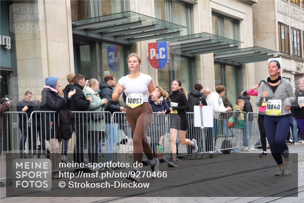 05.10.2025 - 20. swb-Marathon Bremen Strokosch-Dieckow http://msf.ph/oto/9270466 05.10.2025 11:08:30 Ziel 7069, 7706, 9184, 9191, 9274, 9276, 9466, 9589, 9721, 9774, 9853, 9912, 10031, 10051, 10087, 10212, 10248, 10458, 10567, 10714, 10840, 10939, 10998, 11028, 11073, 11076, 11126, 11142, 11242, 11479, 11590, 7069, 7706, 9184, 9191, 9274, 9276, 9466, 9589, 9721, 9774, 9853, 9912, 10031, 10051, 10087, 10212, 10248, 10458, 10567, 10714, 10840, 10939, 10998, 11028, 11073, 11076, 11126, 11142, 11242, 11479, 11590 meine-sportfotos.de