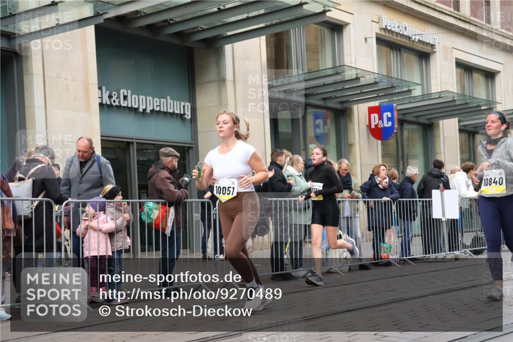 05.10.2025 - 20. swb-Marathon Bremen Strokosch-Dieckow http://msf.ph/oto/9270489 05.10.2025 11:08:31 Ziel 7069, 7706, 9184, 9191, 9274, 9276, 9466, 9589, 9721, 9774, 9853, 9912, 10031, 10051, 10087, 10248, 10458, 10567, 10714, 10840, 10939, 10998, 11028, 11073, 11076, 11126, 11142, 11242, 11479, 11590, 7069, 7706, 9184, 9191, 9274, 9276, 9466, 9589, 9721, 9774, 9853, 9912, 10031, 10051, 10087, 10248, 10458, 10567, 10714, 10840, 10939, 10998, 11028, 11073, 11076, 11126, 11142, 11242, 11479, 11590 meine-sportfotos.de