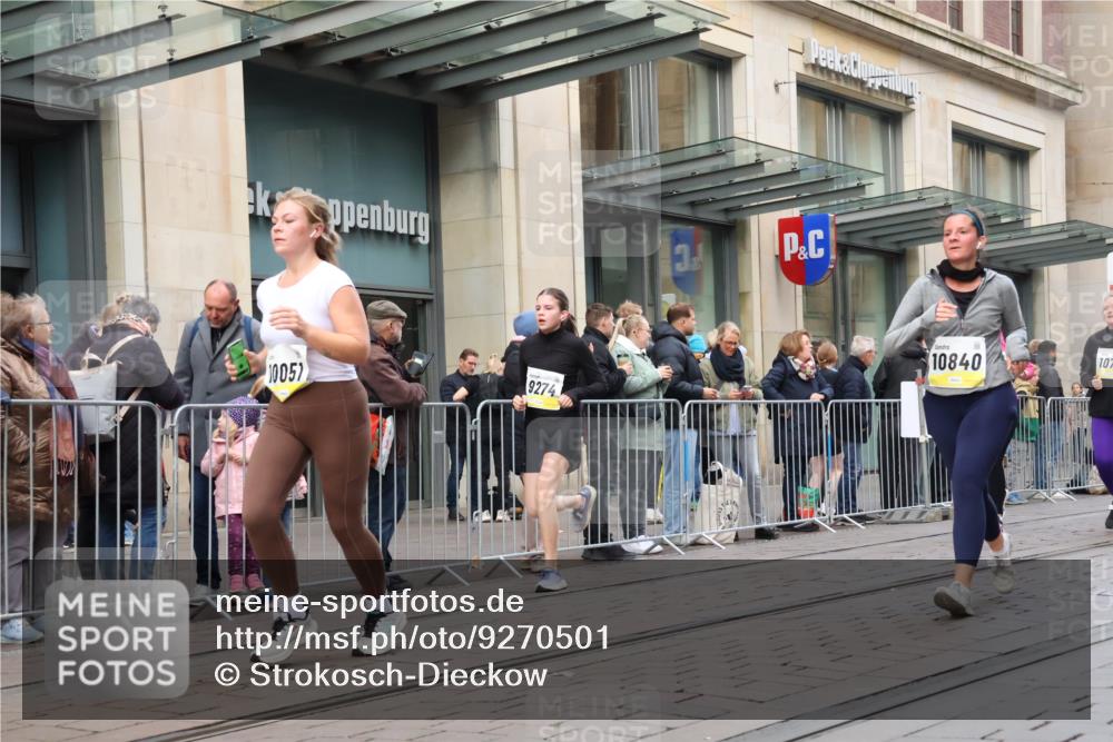 05.10.2025 - 20. swb-Marathon Bremen Strokosch-Dieckow http://msf.ph/oto/9270501 05.10.2025 11:08:31 Ziel 7069, 7706, 9184, 9191, 9274, 9276, 9466, 9589, 9721, 9774, 9853, 9912, 10031, 10051, 10087, 10248, 10458, 10567, 10714, 10840, 10939, 10998, 11028, 11073, 11076, 11126, 11142, 11242, 11479, 11590, 7069, 7706, 9184, 9191, 9274, 9276, 9466, 9589, 9721, 9774, 9853, 9912, 10031, 10051, 10087, 10248, 10458, 10567, 10714, 10840, 10939, 10998, 11028, 11073, 11076, 11126, 11142, 11242, 11479, 11590 meine-sportfotos.de