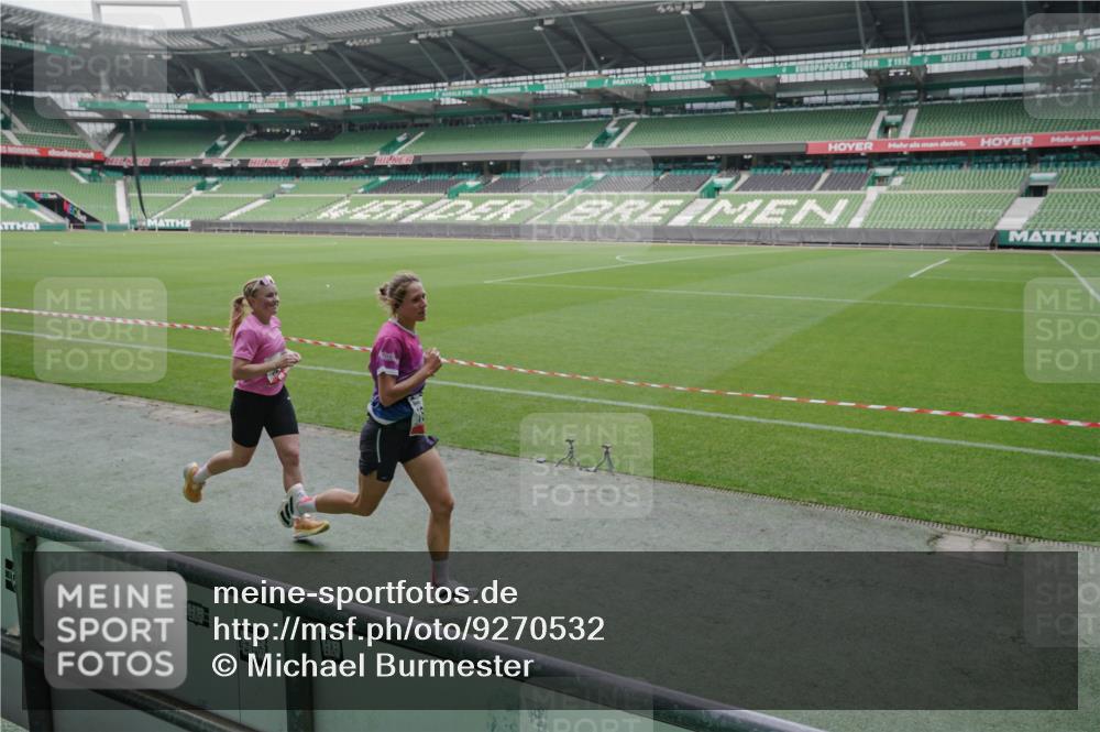 05.10.2025 - 20. swb-Marathon Bremen Michael Burmester http://msf.ph/oto/9270532 05.10.2025 12:42:26 Laufen im Stadion 588, 635, 907, 965, 1123, 1215, 1612, 1645, 1763, 1810, 2068, 2141, 2385, 3153, 3294, 4635, 5028, 5470, 6903, 7405, 1042, 1476, 2743, 2801, 4158, 4984, 8211 meine-sportfotos.de
