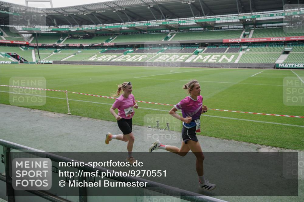 05.10.2025 - 20. swb-Marathon Bremen Michael Burmester http://msf.ph/oto/9270551 05.10.2025 12:42:26 Laufen im Stadion 588, 635, 907, 965, 1123, 1215, 1612, 1645, 1763, 1810, 2068, 2141, 2385, 3153, 3294, 4635, 5028, 5470, 6903, 7405, 1042, 1476, 2743, 2801, 4158, 4984, 8211 meine-sportfotos.de