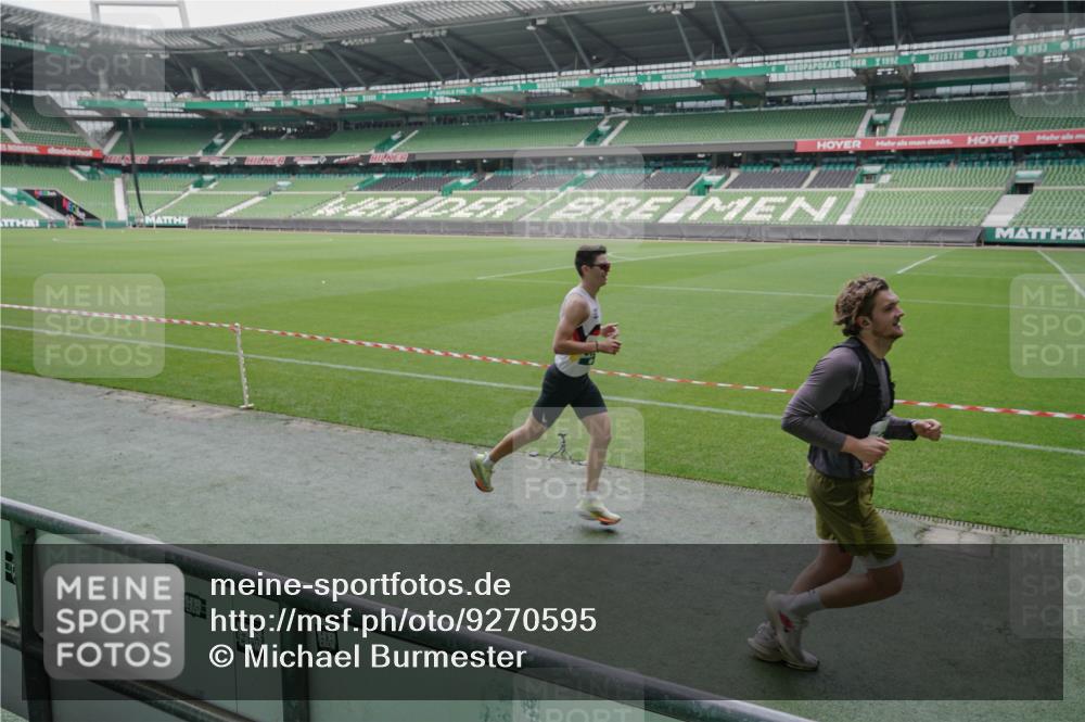 05.10.2025 - 20. swb-Marathon Bremen Michael Burmester http://msf.ph/oto/9270595 05.10.2025 12:42:29 Laufen im Stadion 588, 635, 907, 965, 1105, 1123, 1215, 1612, 1645, 1763, 1810, 2068, 2141, 2385, 3153, 3294, 3705, 4635, 5028, 5470, 6903, 7405, 2743, 2801, 4158, 4984, 8211 meine-sportfotos.de