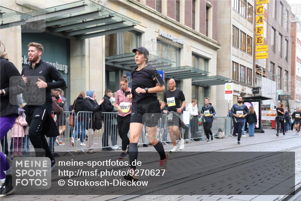 05.10.2025 - 20. swb-Marathon Bremen Strokosch-Dieckow http://msf.ph/oto/9270627 05.10.2025 11:08:35 Ziel 9184, 9191, 9274, 9276, 9466, 9589, 9632, 9721, 9774, 9853, 9912, 10031, 10051, 10087, 10248, 10458, 10567, 10714, 10840, 10939, 11126, 11142, 11479, 11590, 9184, 9191, 9274, 9276, 9466, 9589, 9632, 9721, 9774, 9853, 9912, 10031, 10051, 10087, 10248, 10458, 10567, 10714, 10840, 10939, 11126, 11142, 11479, 11590 meine-sportfotos.de