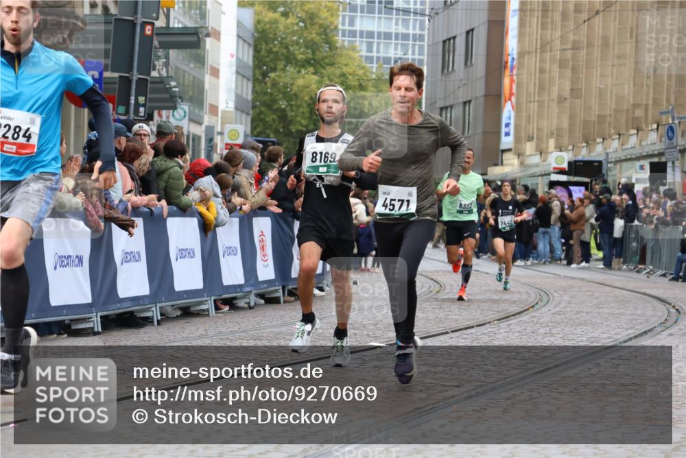 05.10.2025 - 20. swb-Marathon Bremen Strokosch-Dieckow http://msf.ph/oto/9270669 05.10.2025 13:01:40 Ziel 1042, 2284, 4571, 6302, 7440, 8169 meine-sportfotos.de