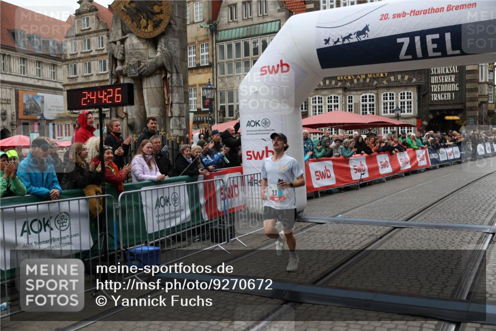 05.10.2025 - 20. swb-Marathon Bremen Yannick Fuchs http://msf.ph/oto/9270672 05.10.2025 12:15:16 Ziel 212 meine-sportfotos.de