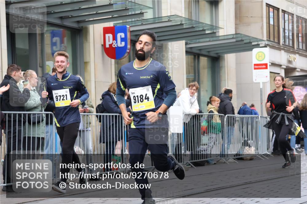 05.10.2025 - 20. swb-Marathon Bremen Strokosch-Dieckow http://msf.ph/oto/9270678 05.10.2025 11:08:37 Ziel 9184, 9191, 9274, 9466, 9589, 9632, 9721, 9774, 9853, 9912, 10031, 10051, 10087, 10248, 10458, 10567, 10714, 10840, 10939, 11126, 11142, 11479, 11590, 9184, 9191, 9274, 9466, 9589, 9632, 9721, 9774, 9853, 9912, 10031, 10051, 10087, 10248, 10458, 10567, 10714, 10840, 10939, 11126, 11142, 11479, 11590 meine-sportfotos.de