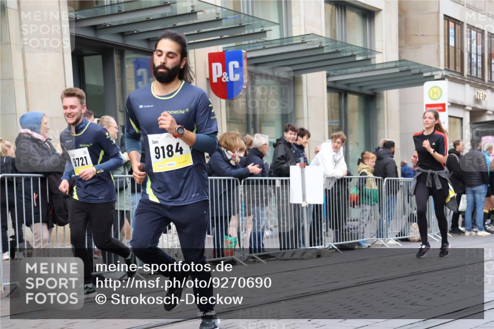 05.10.2025 - 20. swb-Marathon Bremen Strokosch-Dieckow http://msf.ph/oto/9270690 05.10.2025 11:08:38 Ziel 9184, 9274, 9466, 9632, 9721, 9774, 9798, 9853, 9912, 10031, 10051, 10087, 10248, 10315, 10458, 10714, 10840, 10939, 11126, 11142, 11379, 9184, 9274, 9466, 9632, 9721, 9774, 9798, 9853, 9912, 10031, 10051, 10087, 10248, 10315, 10458, 10714, 10840, 10939, 11126, 11142, 11379 meine-sportfotos.de